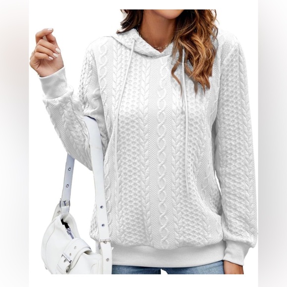 Tops - Women’s white pullover hoodie BNWT